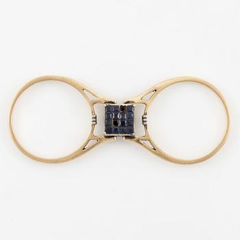 Ring in 14K gold set with princess-cut diamonds and blue stones.