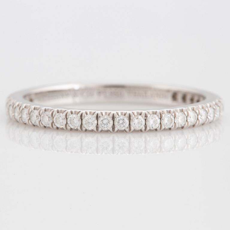 Tiffany helalliansring "Soleste" med runda briljantslipade diamanter total vikt ca 0.35 ct.