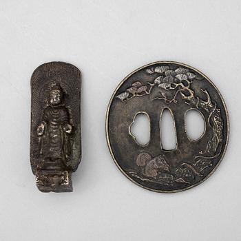 FIGURIN samt TSUBA, brons, ostasien, 1900-tal.