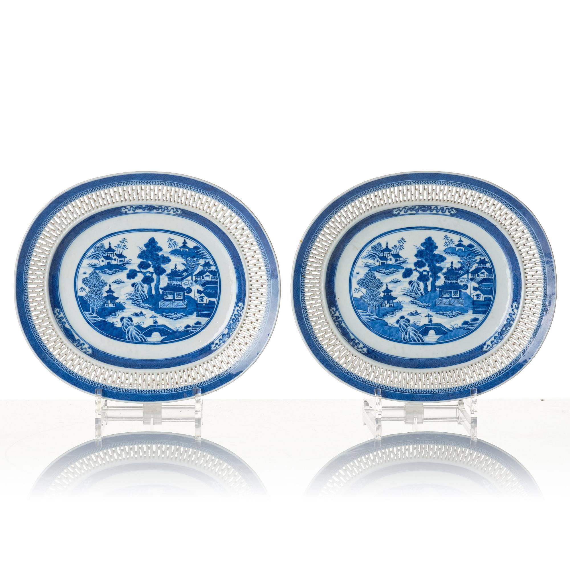 Gallerkorgar med fat, ett par, porslin. Qingdynastin, Qianlong (1736-95).