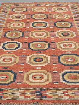 Märta Måås-Fjetterström, A carpet, "Röda åttan", flat weave, ca 290,5 x 168-172 cm, signed MMF.