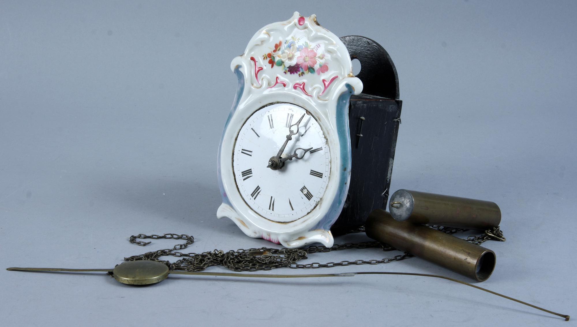 VÄGGUR sk Schwarzwaldur, porslin och trä, 1800/1900-tal.