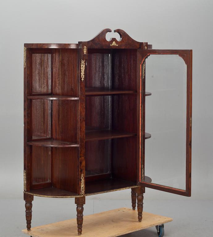 VITRINSKÅP, Louis XVI-stil. 1900-tal.