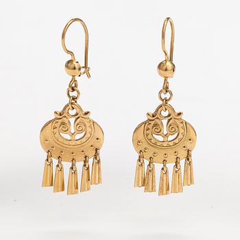 Germund Paaer, A pair of 14K gold earrings "Moon Goddess". Kalevala koru, Helsinki 1997.