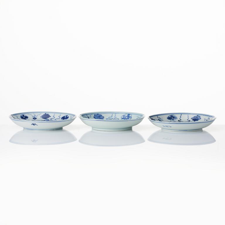 A set of three blue and white dishes, late Qing dynasty, circa 1900.