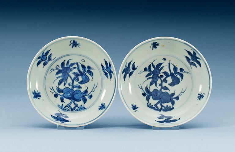 A pair of blue and white dishes, Ming dynasty (1368-1644).