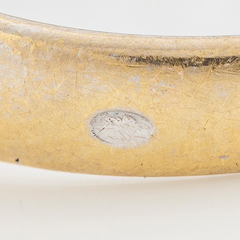 Ring 18K gold with round brilliant-cut diamonds.