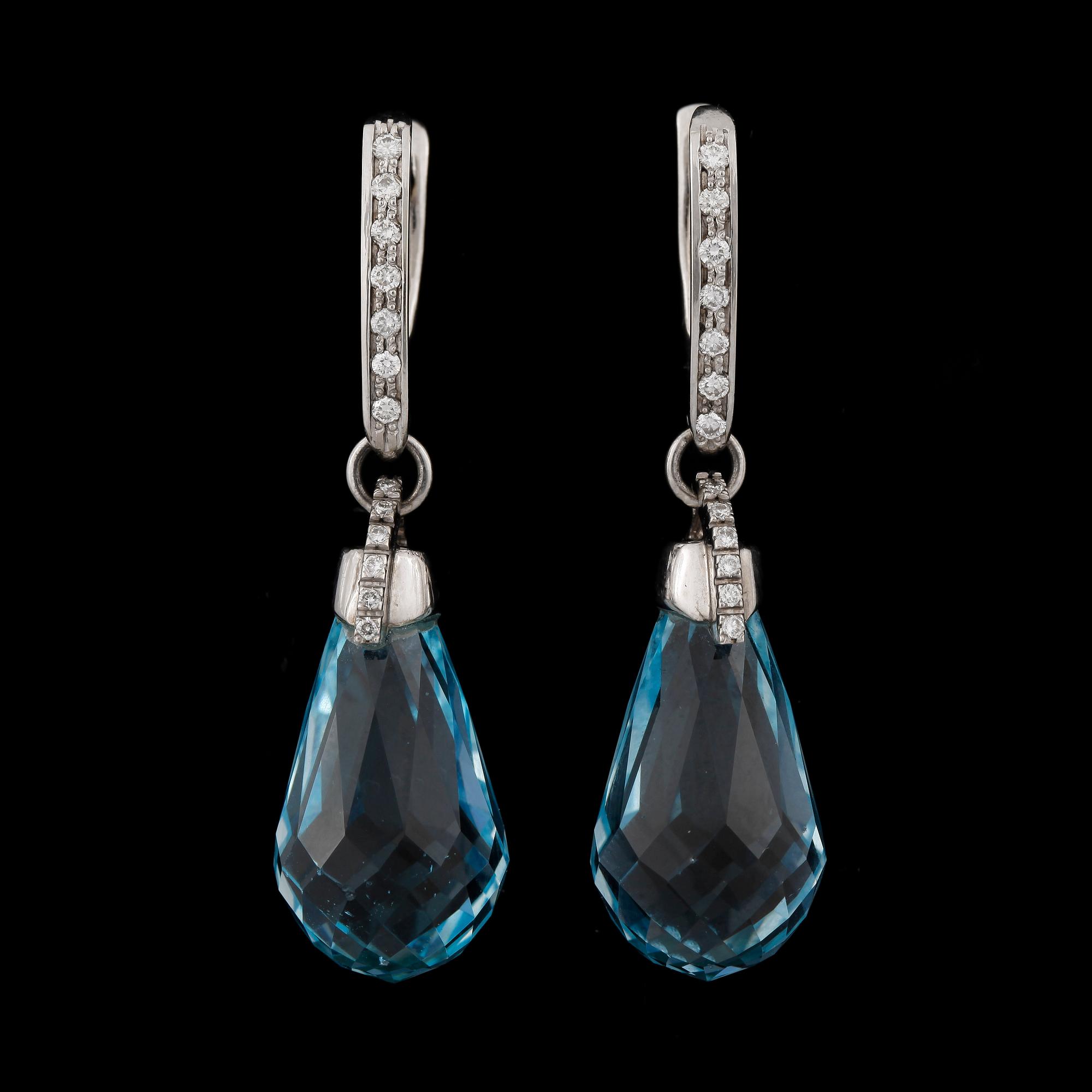 ÖRHÄNGEN, ett par, 14k vitguld med droppformade topaser och briljantslipade diamanter tot ca0,26ct. Vikt 12,2g.
