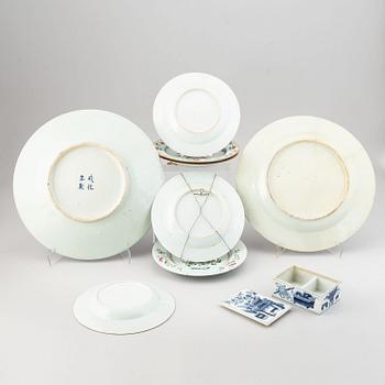 A set with two famille rose serving dishes, six odd plates, and a box with cover, Qing dynasty, 18th/19th Century.