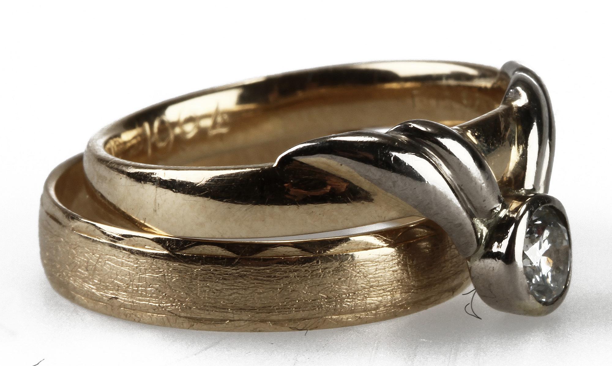 RINGAR, 2 st, 18k guld samt briljantslipad diamant,  0,29 enl intyg.