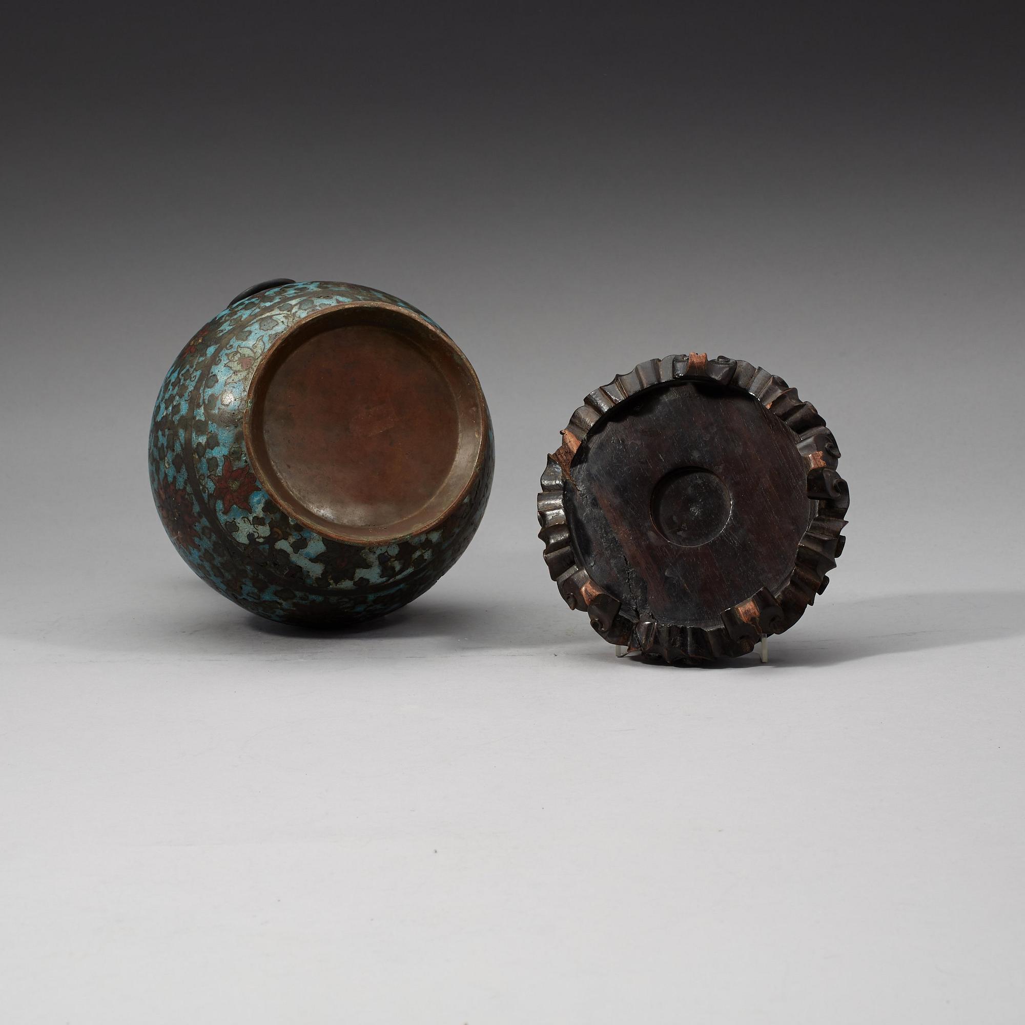 VAS, cloisonné. Mingdynastin (1368-1644).