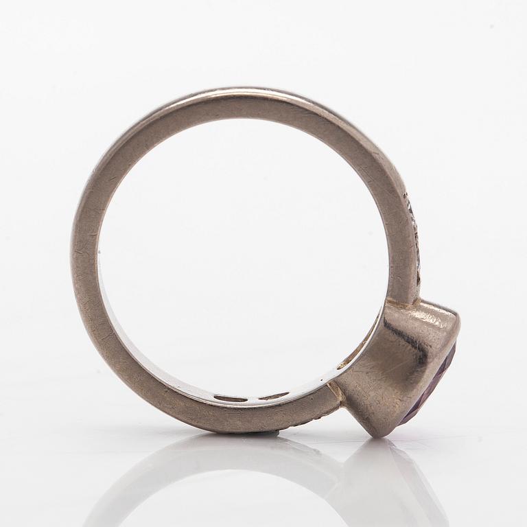 Sormus, 18K palladiumvalkokultaa, ovaalihiottu safiiri ja timantteja.