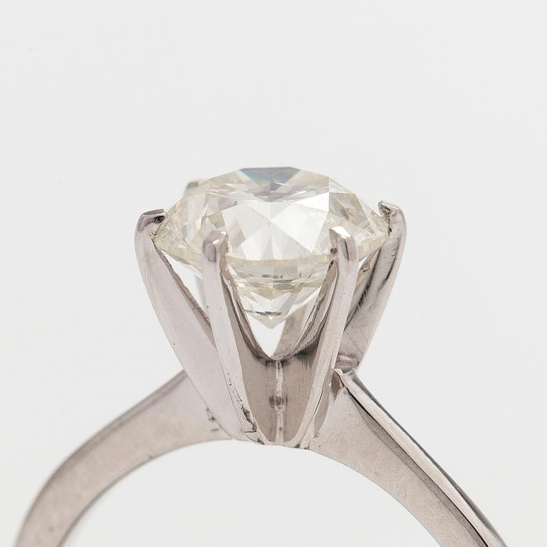 Sormus, 14K valkokultaa, ja briljanttihiottu timantti.