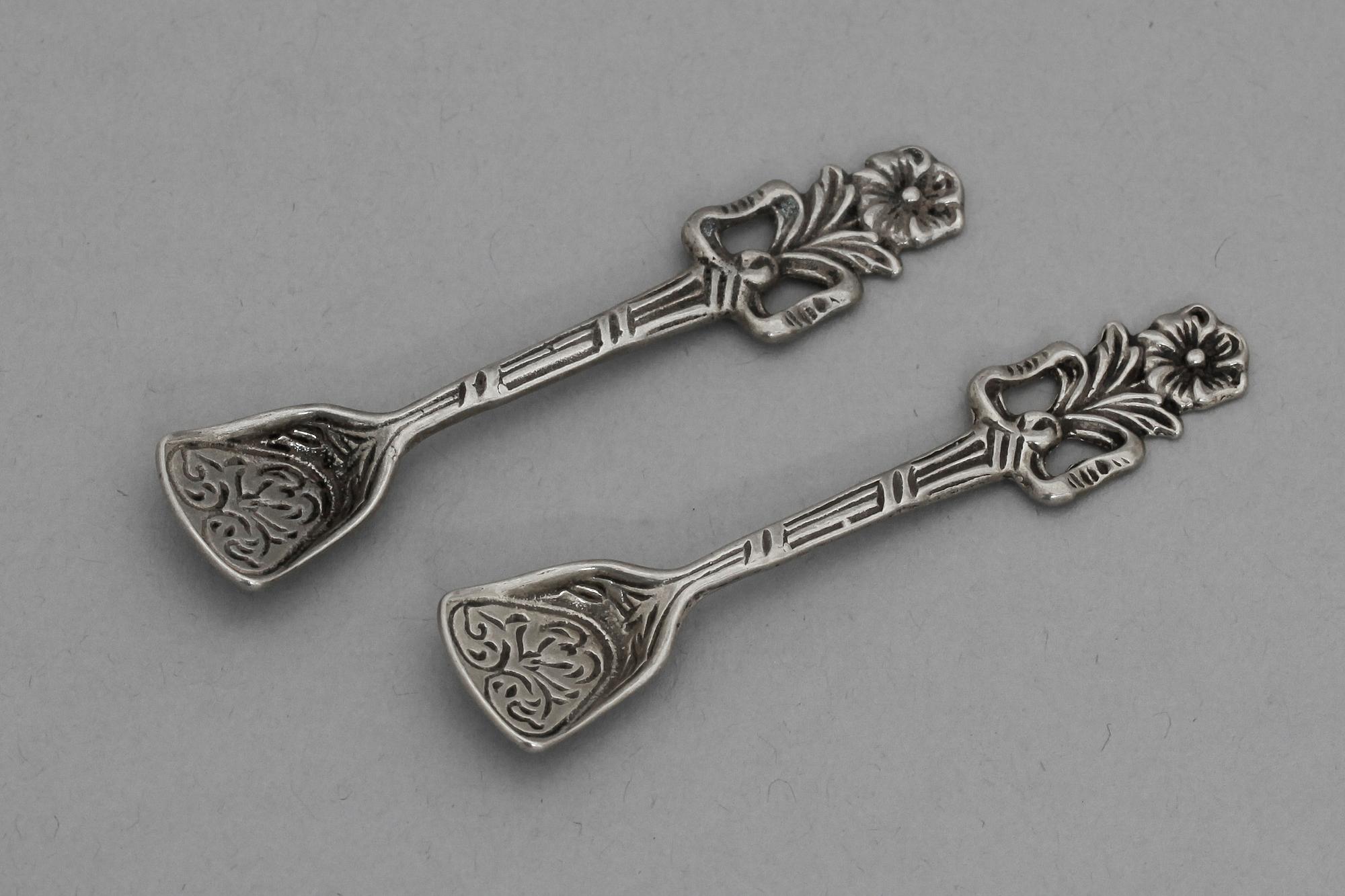 SALTKAR, ett par, silver och glas, otydl stplr, trol Stockholm 1786. Tot vikt exkl insats 95 g.