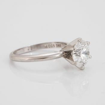 Ring platina med en rund briljantslipad diamant 2.17 ct  kvalitet G si1 enligt medföljande GIA certifkat.