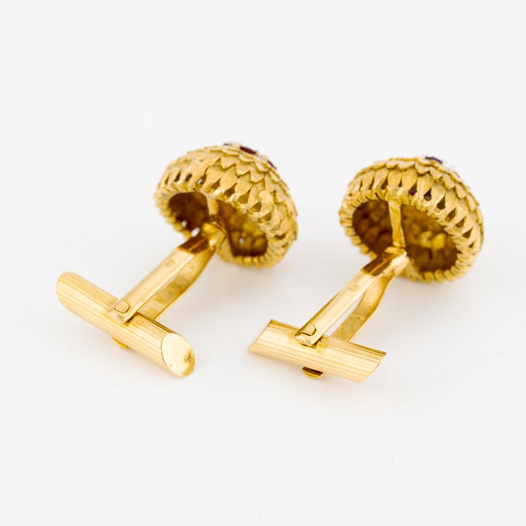 Ett par manschettknappar 18K guld med åttkantslipade diamanter samt rubiner.