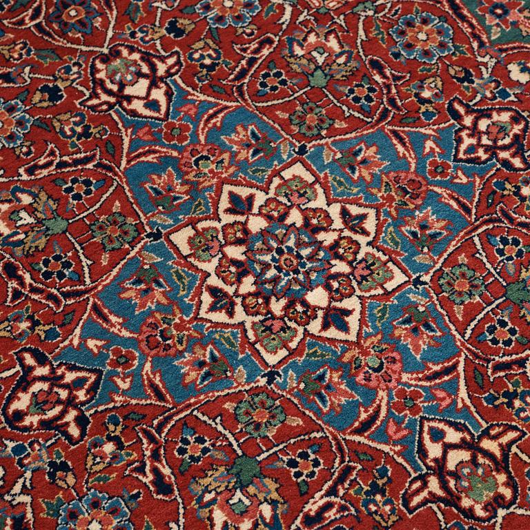 SEMI-ANTIQUE KASHAN. 383 x 274-278 cm.