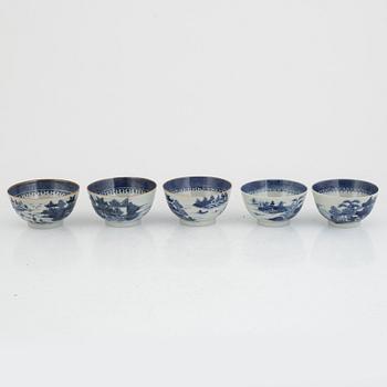 Five Chinese blue and white bowls and three plates, Qing Dynasty, circa 1800.