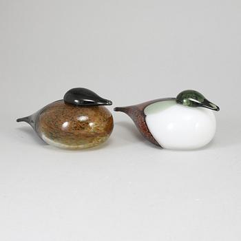 OIVA TOIKKA, two glass birds, Black Male and Female Eider (Haahka ja Haahkatar) 1986, signed O. Toikka Nuutajärvi.