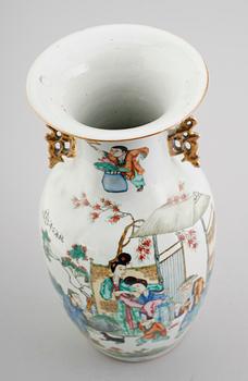 VAS, porslin, Kina, 1900-talets första hälft.