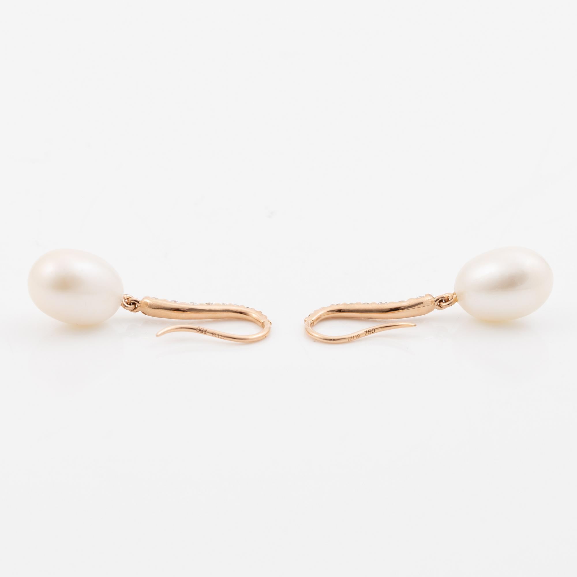 Earrings 18K rose gold with cultured pearls and brilliant-cut diamonds.