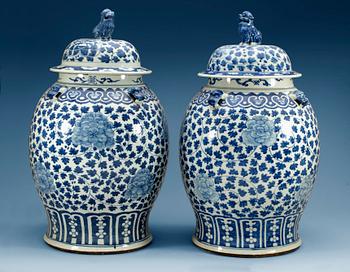 1545. A pair of large blue and white jars with covers, Qing dynasty, 19th Century. (2).