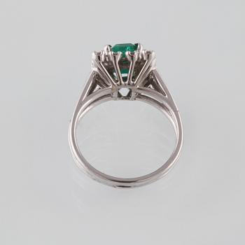 RING, 18K vitguld med smaragdslipad smaragd ca 1.30 ct och briljantslipade diamanter ca 0.50 ct. Vikt 5,5 gram.