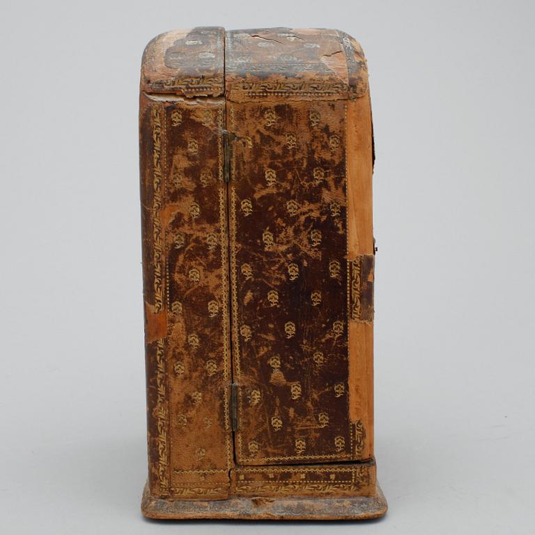 BORDSUR I ETUI, marmor, Louis XVI-stil, otydlig urmakarmärkning, sekelskiftet 1900.