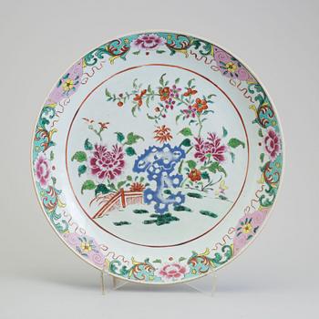 A large famille rose export porcelain dish, Qing dynasty, Qianlong (1736-95).