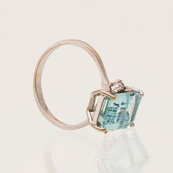 H. Stern ring in 18K white gold with step-cut aquamarine and round brilliant-cut diamonds.