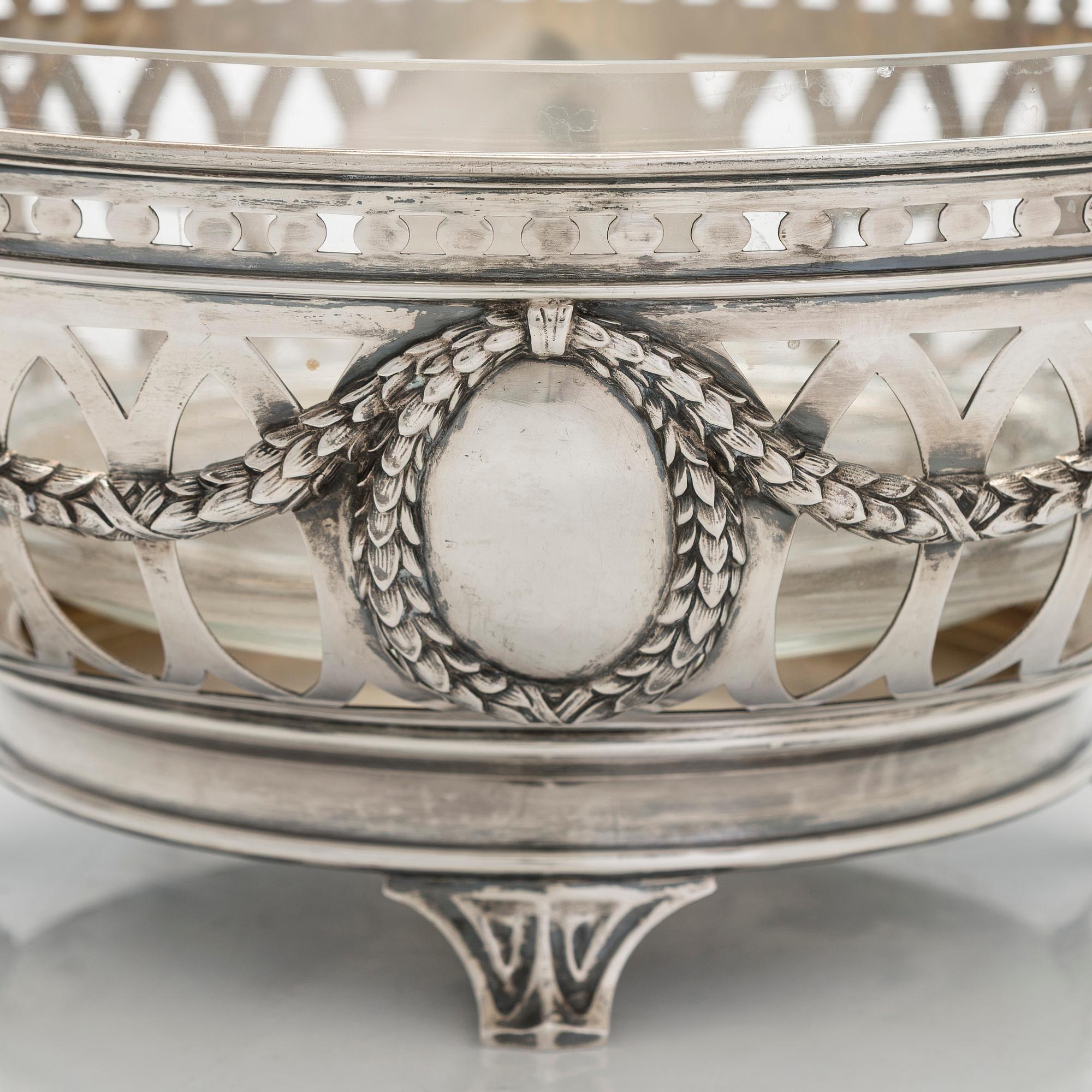 Tarjoilumalja, hopea, lasisisus, tuontileima 1899-1907, Br. Grachevin leima hovihankkijan merkillä.