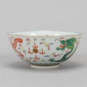 A famille rose enamelled bowl, late Qing dynasty, early 20th century.