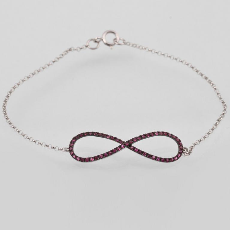 ARMBAND, 18K vitguld med fasettslipade rubiner ca 0.33 ct. Vikt 1,5 gram.