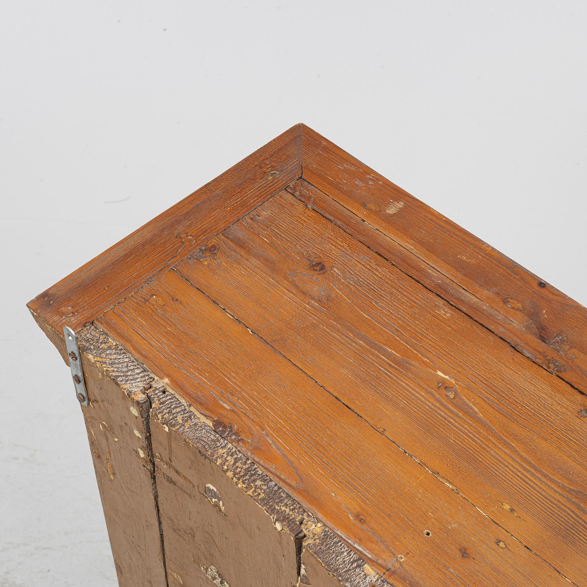 Hanging cabinet, 19th century.