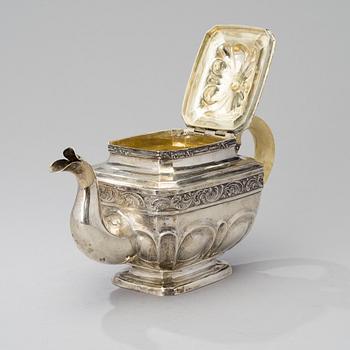 A 19TH CENTURY RUSSIAN SILVER TEAPOT.