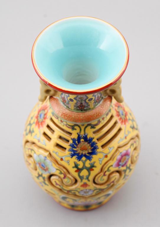 VAS, porslin, Kina, sannolikt 1900-tal.