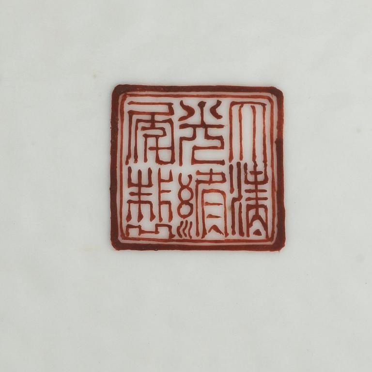 PERUKSTOCK, porslin. Qing dynastin med Guangxu märke.