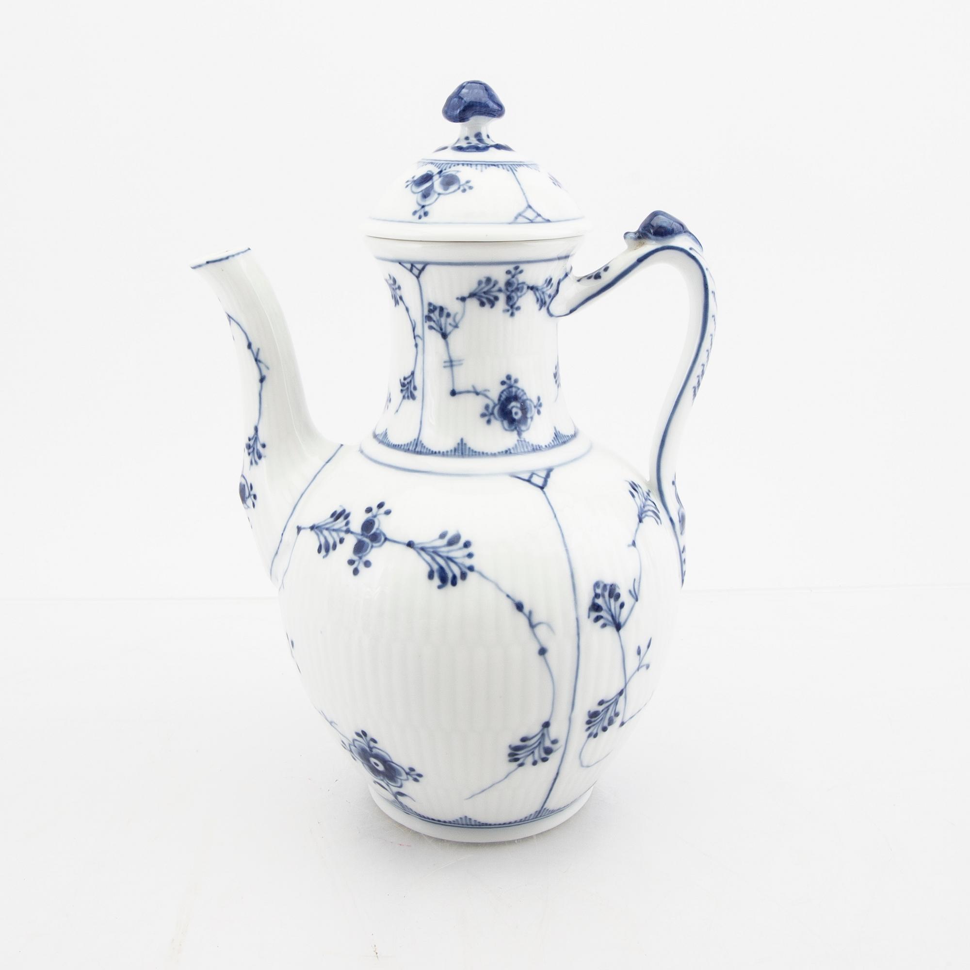 A 40 pcs Musselmalet porcelain service Royal Copenhagen.
