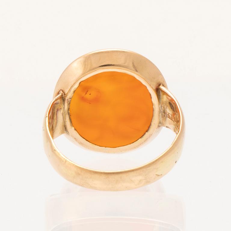 Ring in 18K gold with carnelian seal.