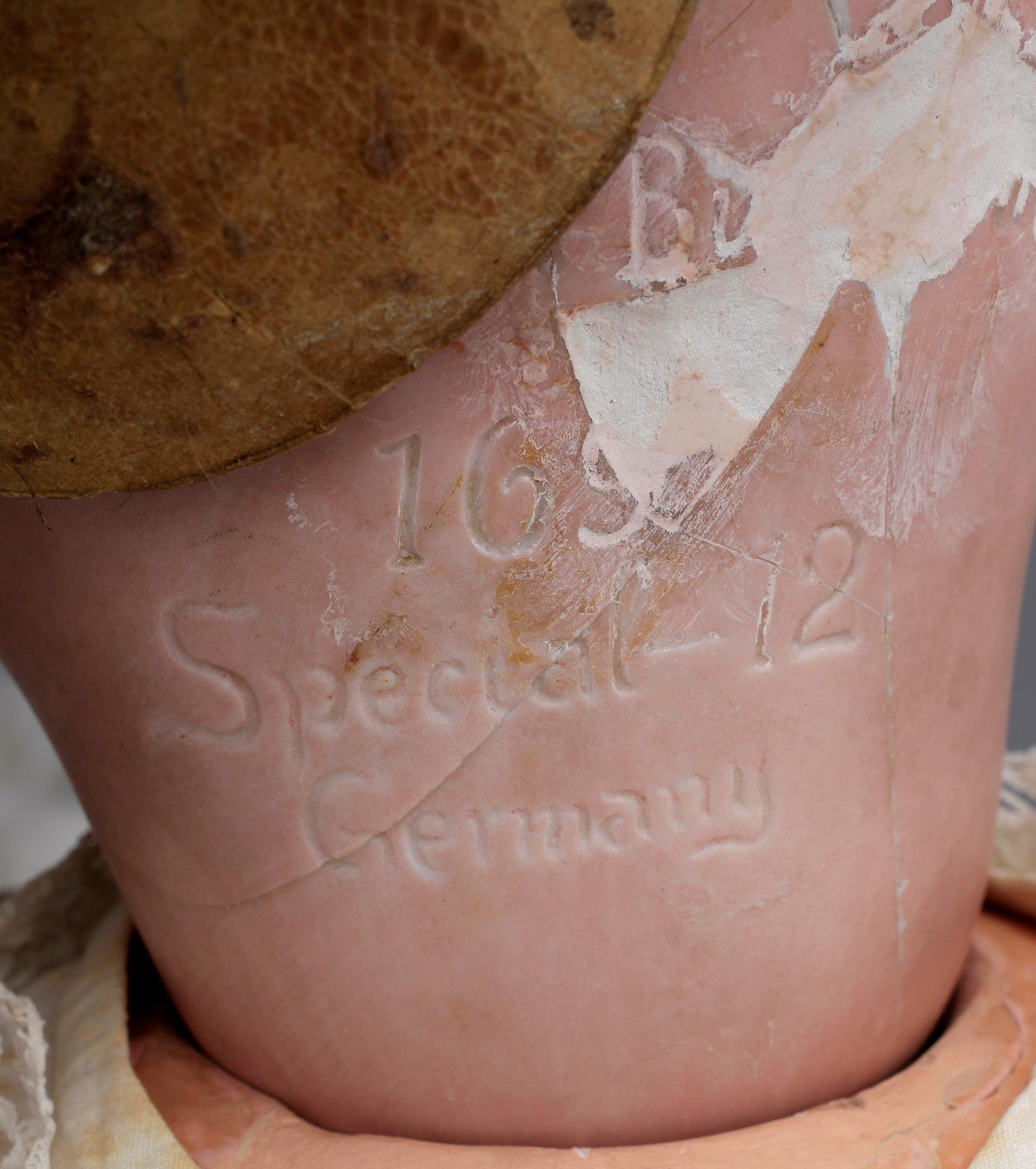 DOCKOR, 2 st, biskvi, Tyskland 1900-talets första hälft. Porzellanfabrik Burggrub 169 samt Franz Schmidt & Co. 1250.