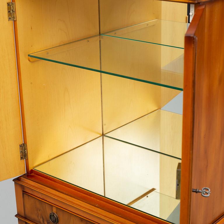 An English bar cabinet, second half of the 20th century.
