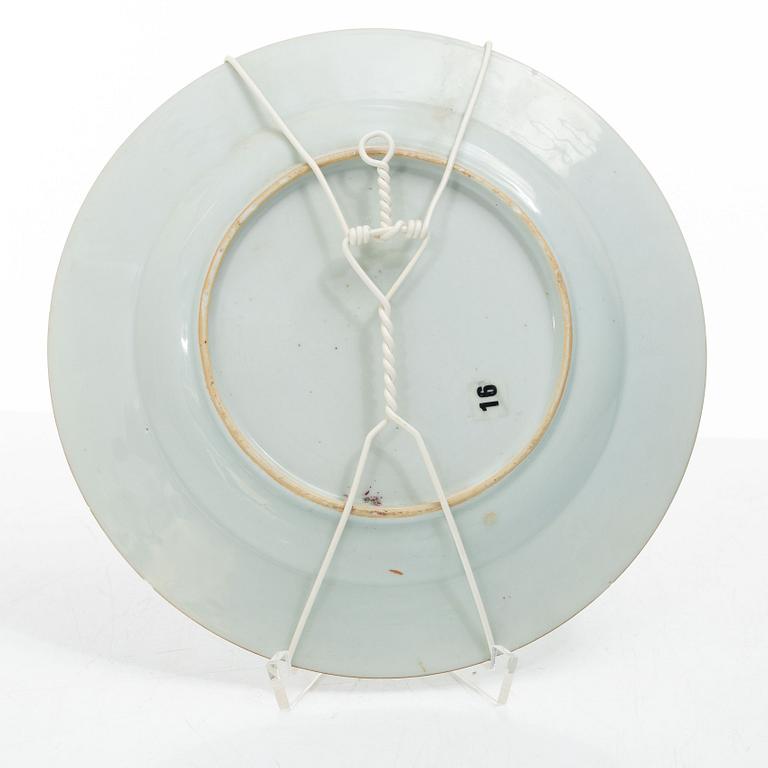 A set of three export porcelain plates and two dishes, Qing dynasty, Qianlong (1736-95).