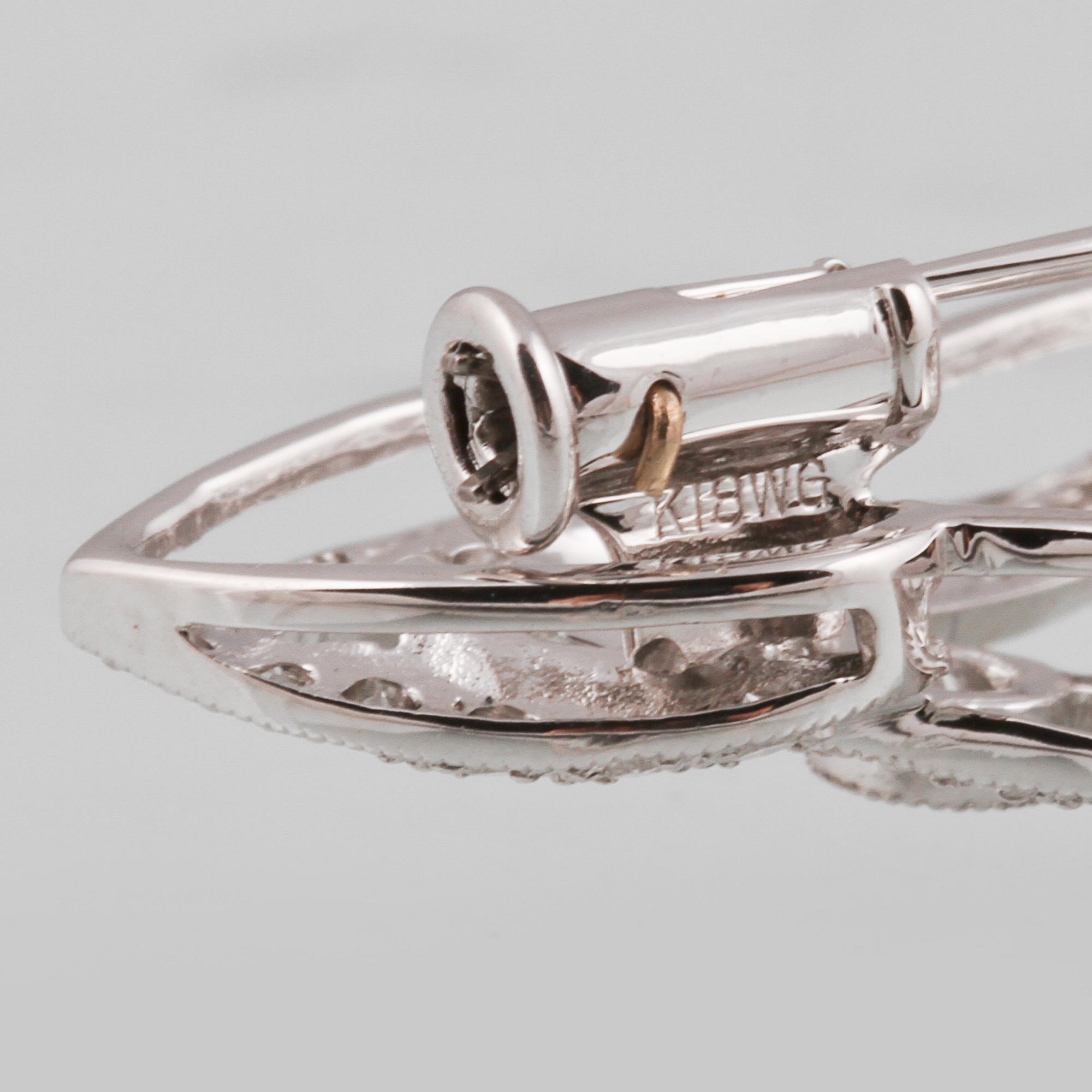 BROSCH, 18K vitguld med briljantslipade diamanter. Vikt 7,2 gram.