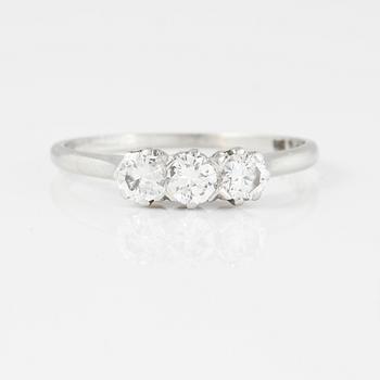 RING, 18K vitguld med 3 briljantslipade diamanter 0.51 ct, kattfotstämplad. Vikt 2,8 gram.