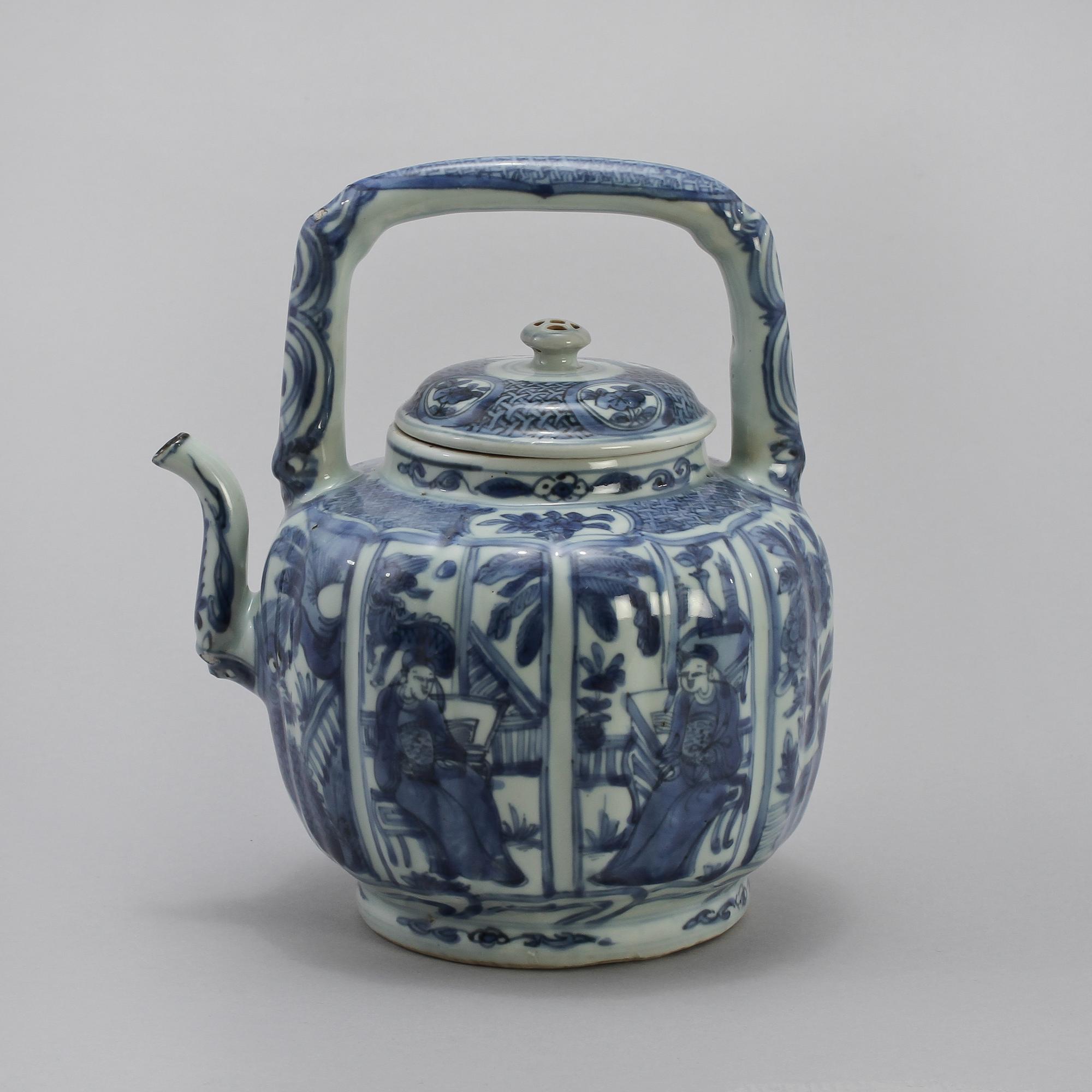 A blue and white tea pot with cover, Ming dynasty, Wanli (1572-1620).