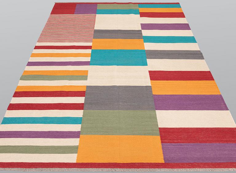 A Kilim carpet, modern design, approx. 305 x 201 cm.