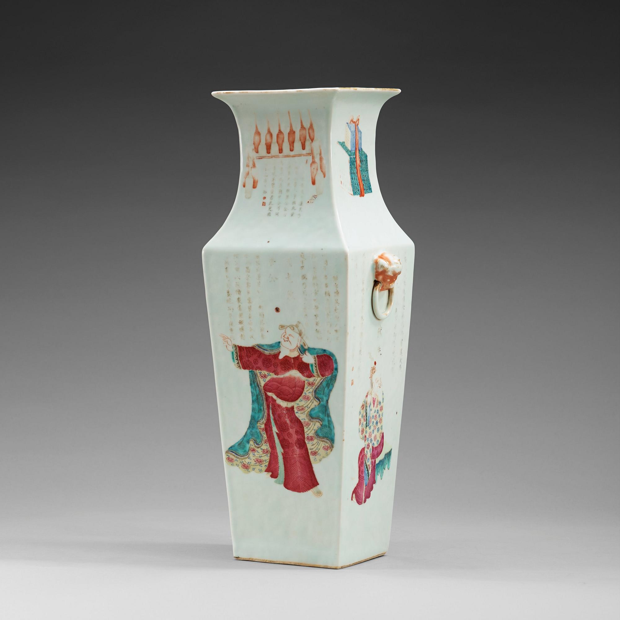 A famille rose vase, late Qing dynasty (1644-1912).