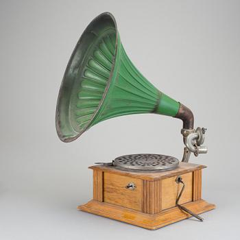 TRATTGRAMMOFON med SKIVOR, 1900-talets första kvartal.