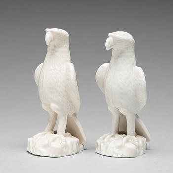 620. A pair of blanc de chine figure of hawks, Qing dynasty, 18th Century.