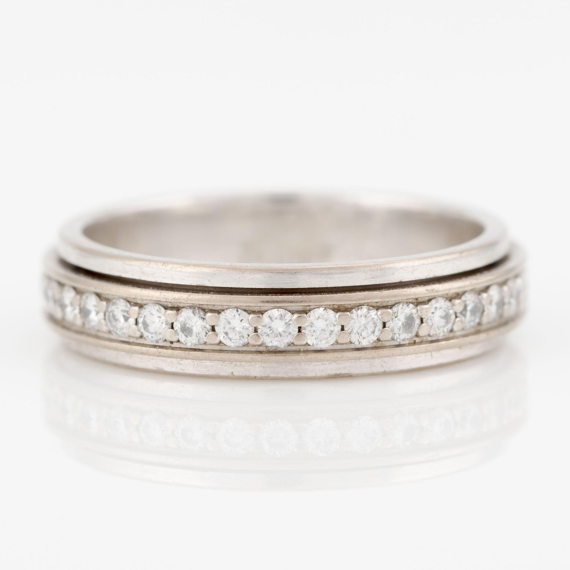 Piaget, alliansring, "Possession", 18K vitguld med briljantslipade diamanter.